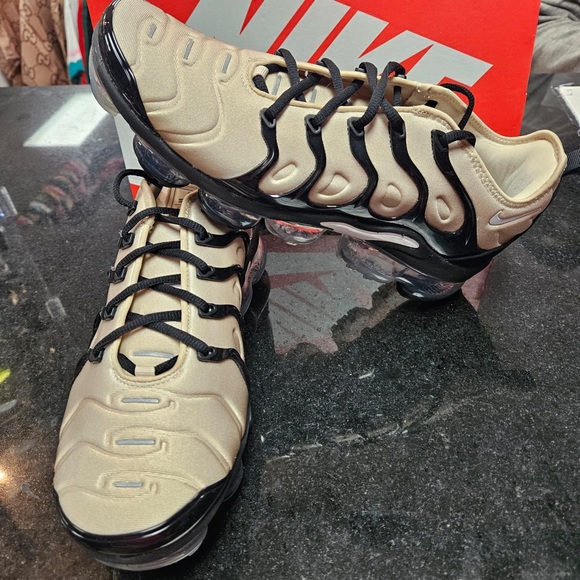 Sz Various  NIKE AIR VAPORMAX PLUS RUNNING SHOES - Picture 9 of 13